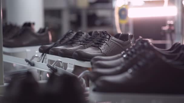 Automatický dopravník se stylovou moderní neformální obuví — Stock video