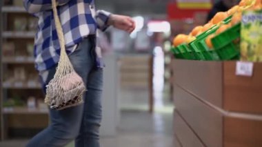 sıfır atık doğal çanta ile kadın alışveriş