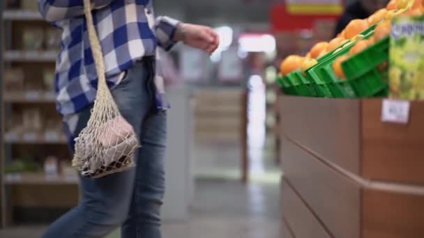 Compras femeninas con cero residuos bolsas naturales — Vídeo de stock