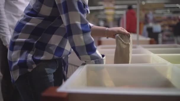 Coppia shopping con zero rifiuti sacchetti naturali — Video Stock