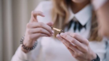 visagist profesyonel kozmetik ve fırçalar ile makyaj yapıyor