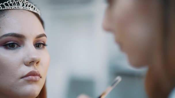 Visagista haciendo maquillaje con cosméticos y cepillos profesionales — Vídeos de Stock