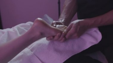 masaj çekici kadın bacak terapisi yapar