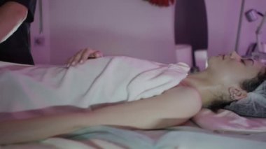 masaj çekici kadın terapi yapar