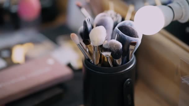 Conjunto de cosméticos profesionales y cepillos profesionales — Vídeo de stock