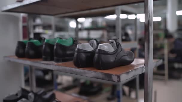 Automatische transportband met stijlvol modern casual schoeisel — Stockvideo