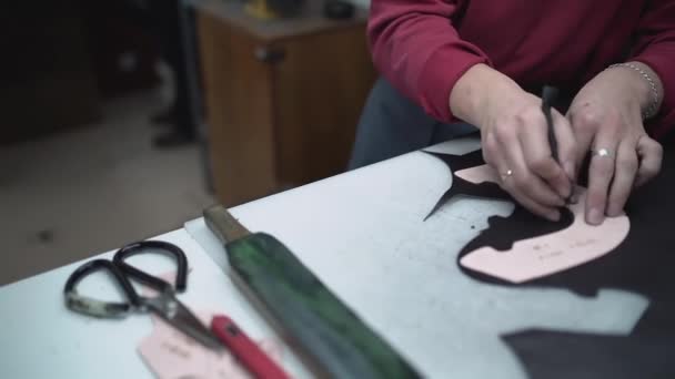 Чоловік працює над виробництвом взуття для малих ремесел — стокове відео