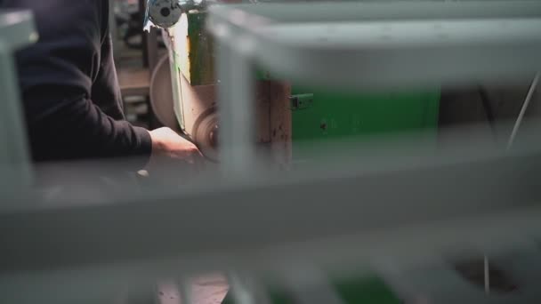 Mann poliert Lederschuh mit Poliermaschine — Stockvideo