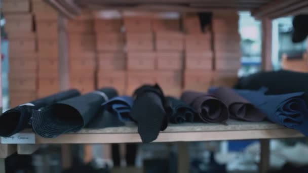 Производство цветной кожи и ремесла семейной обуви — стоковое видео