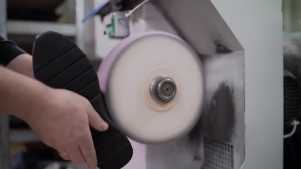 Homem polimento sapato de couro com máquina de polir — Vídeo de Stock