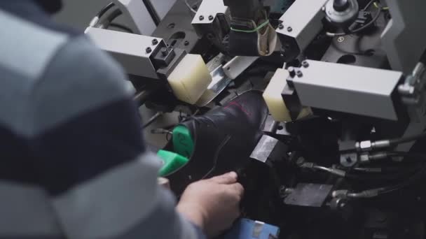 Production automatisée de bottes et de vêtements en cuir — Video