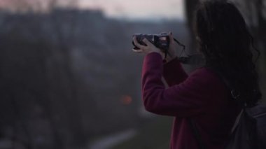 gün batımı nın fotoğraflarını çeken güzel kadın fotoğrafçı