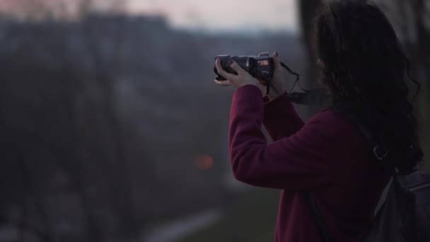 Gyönyörű női fotós fotózni a naplemente — Stock videók