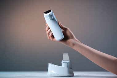 el dermatolojik cilt bakımı için ultrasonik ses temizleme cihazı tutmak