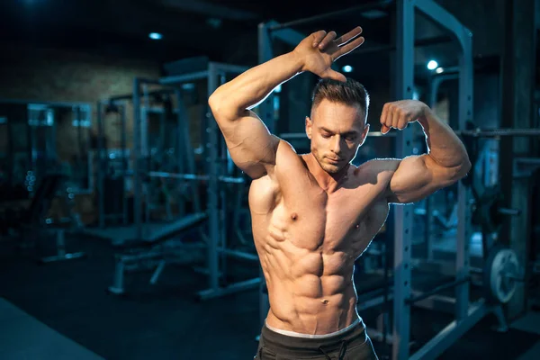 Apuesto atleta con perfecto torso posando en cámara —  Fotos de Stock