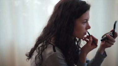koyu saç kadın fırça ve ruj ile kendini makyaj yapma