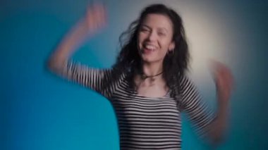 kıvırcık esmer kadın dans ve eğlenmek