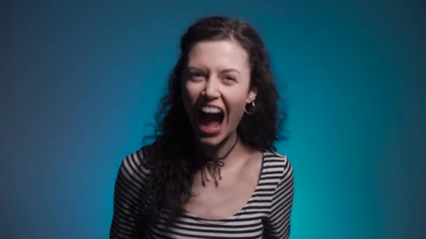 Tmavá srst žena hluboce naštvaná a křič — Stock video