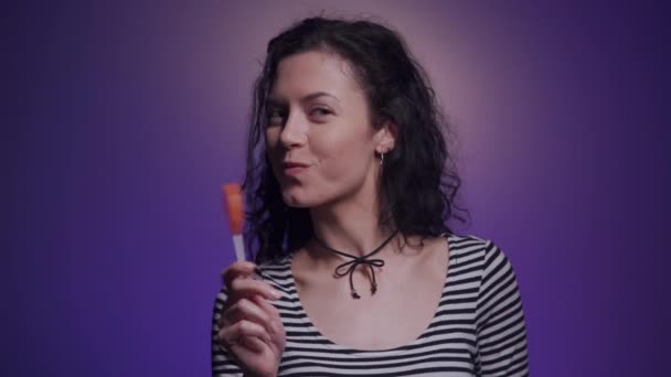 工作室拍摄的黑发妇女与美味的糖果 — 图库视频影像