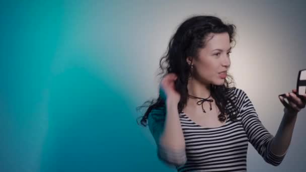 Темне волосся жінка робить саморобний макіяж пензлями та помадою — стокове відео