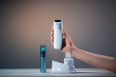 el dermatolojik cilt bakımı için ultrasonik ses temizleme cihazı tutmak