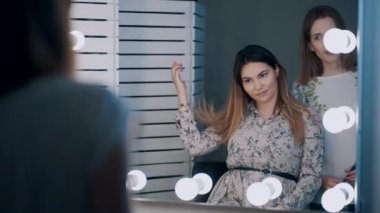 makyaj sanatçısı memnun müşteri ye çalışmalarını sunmak