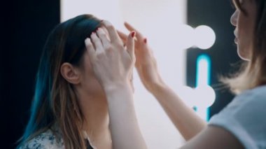 kozmetik uygulamadan önce masaj yapan sanatçı makyaj