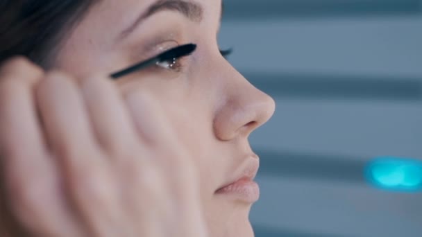 Close-up shot van make-up Artist valse wimpers toepassen — Stockvideo