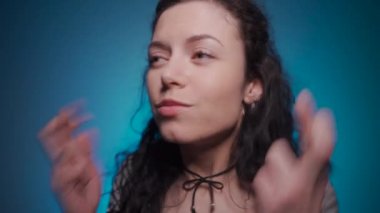 kıvırcık esmer kadın umut ile dua stüdyo çekim