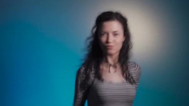 kıvırcık esmer kadın dans ve eğlenmek