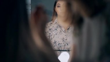 güzel kadın gözlerine gölgeler uygulayan sanatçı makyaj