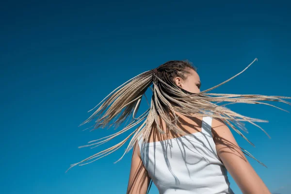 Όμορφη γυναίκα κουνώντας τα μαλλιά με κομψό afro πλεξούδες — Φωτογραφία Αρχείου