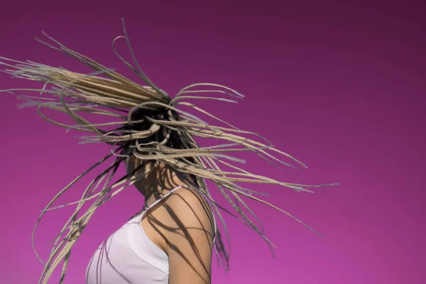 Vonzó szőke nő rázza fejét afro zsinórra — Stock Fotó