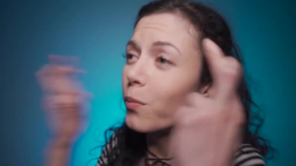 Studio skott av lockigt brunett kvinnlig be med hopp — Stockvideo