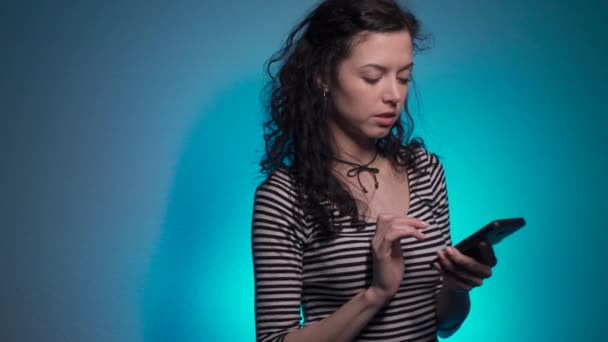 Молода брюнетка жіночий чат або перегляд зі смартфоном — стокове відео