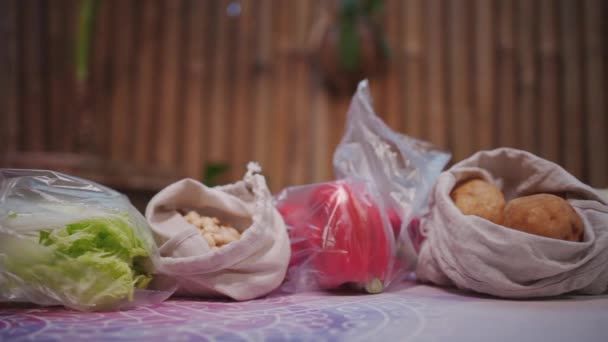Set herbruikbare en afvalloze katoenen boodschappentassen voor levensmiddelen — Stockvideo