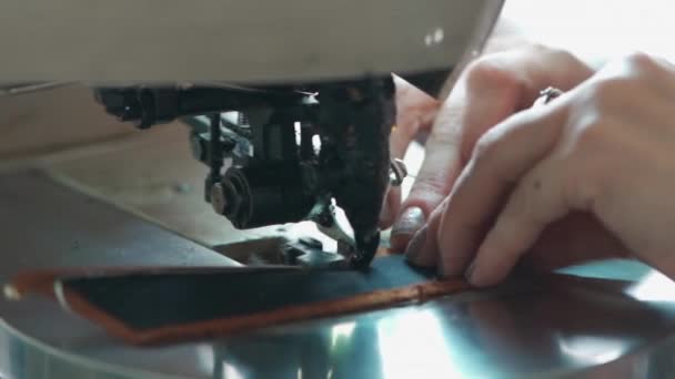 Крупним планом шва рук робота зі швейною машиною на виробництві — стокове відео