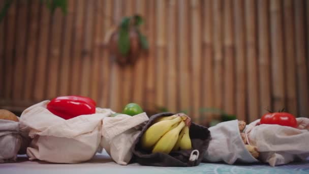 Újrahasznosítható és zéró hulladékú pamutbevásárlószatyrok élelmiszerekhez — Stock videók