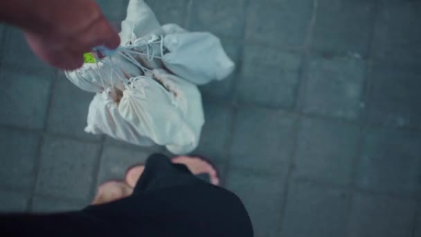 食品用の再利用可能な廃棄物の綿のショッピングバッグの人間の手のセット — ストック動画