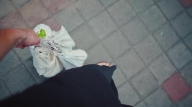 İnsan eliyle tekrar kullanılabilir ve yiyecek için sıfır atık pamuk torbası.