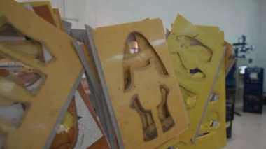 Ayakkabı veya giysi imalatındaki şablonların görünümünü kapat