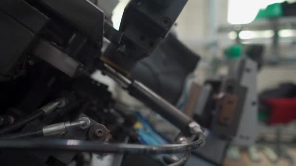 Worker making shoes at modern machine in footwear production — Stock Video