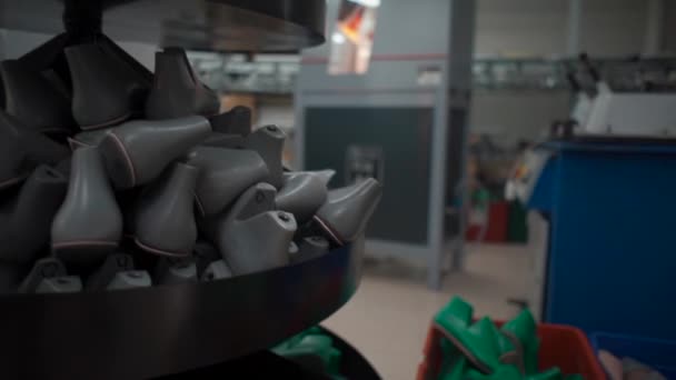 Hylla med mögel och sulor för sko på modern fabrik — Stockvideo