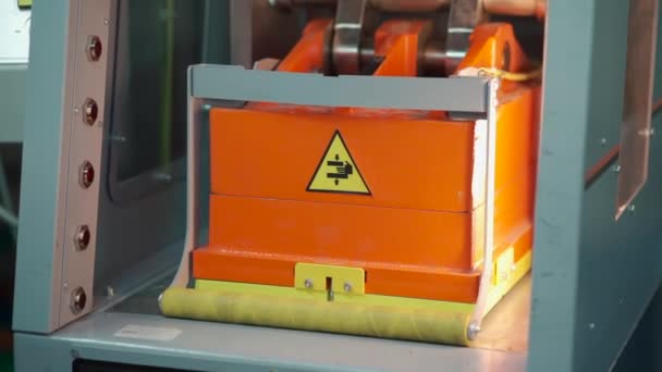 Pekerja menempatkan boot ke mesin tekan di pabrik sepatu — Stok Video