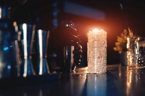 Barman preparing Zombie cocktail in vintage glass — Stock Photo, Image