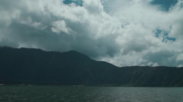 Hoge berg en meer van het Indonesische Bali eiland — Stockvideo