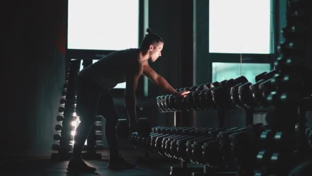 Atletický muž s dokonalým cvičením trupu s činkami v tělocvičně — Stock video