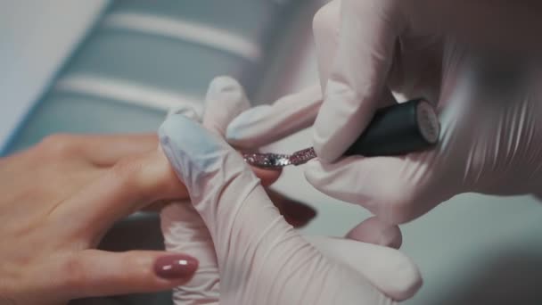 Artista de manicura haciendo esmalte de uñas con cepillo y herramientas — Vídeo de stock