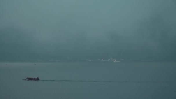 汽船在雾中横渡湖泊或河流的宁静景象 — 图库视频影像