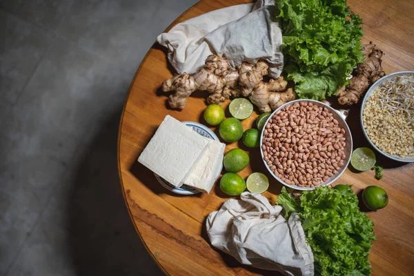 Ensemble d'aliments crus végétariens ou végétaliens avec sacs écologiques — Photo